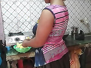 Pasangan India yang panas terlibat dalam aktivitas seksual di dapur.